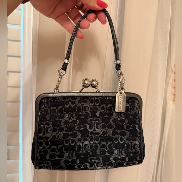 Coach Handbags - Coach Vintage Y2K Lurex Black Signature Frame Kisslock clutch silver hangtag